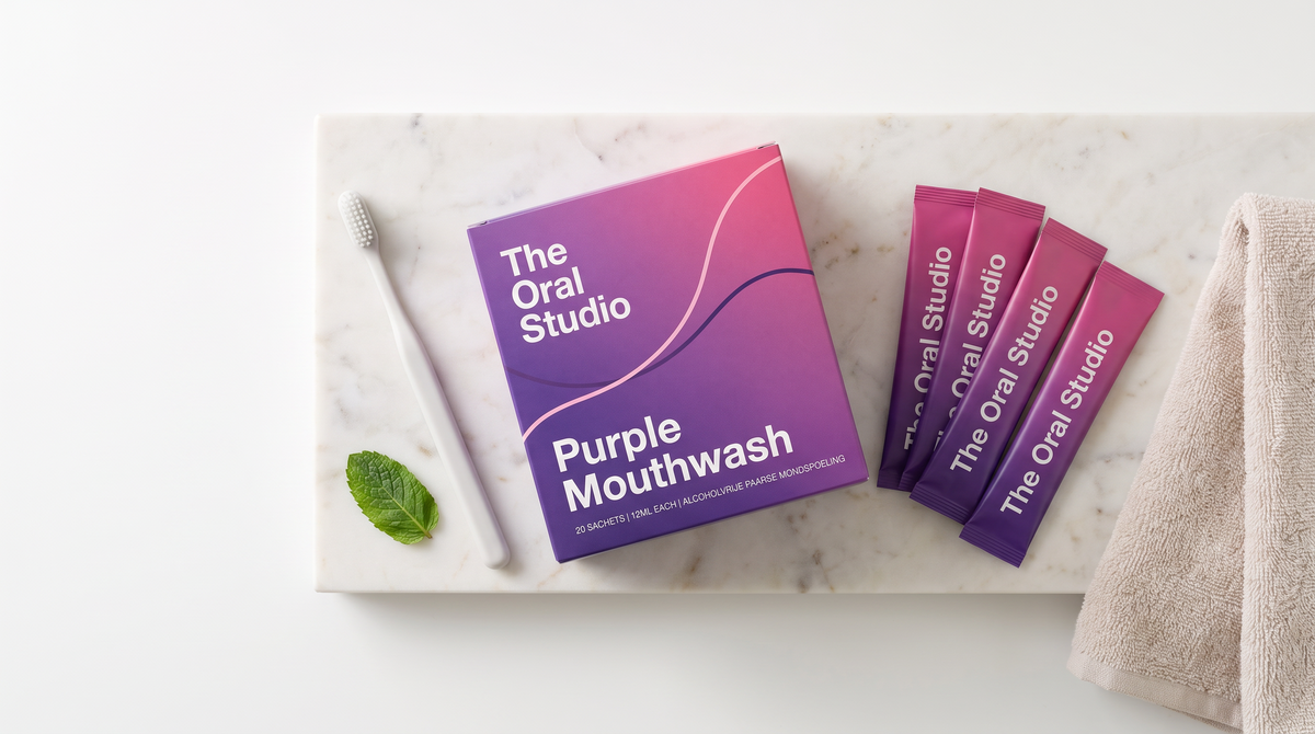 Purple Mouthwash doos en sachets plat gelegd op een marmeren badkamerplank