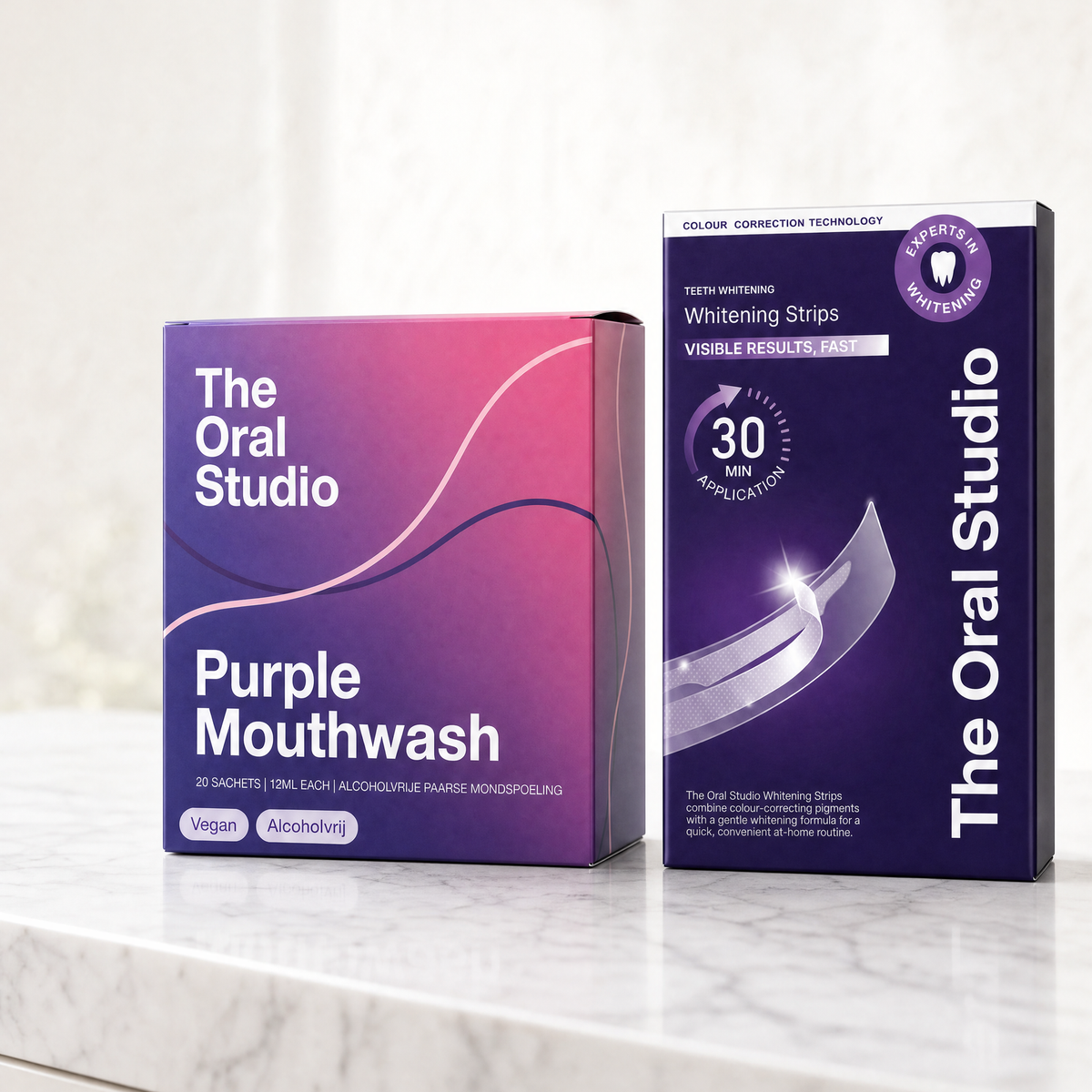 Purple Mouthwash en Whitening Strips van The Oral Studio naast elkaar op een marmeren blad