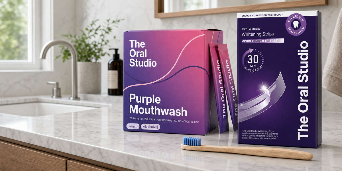 The Oral Studio Purple Mouthwash en Whitening Strips op een marmeren badkamermeubel